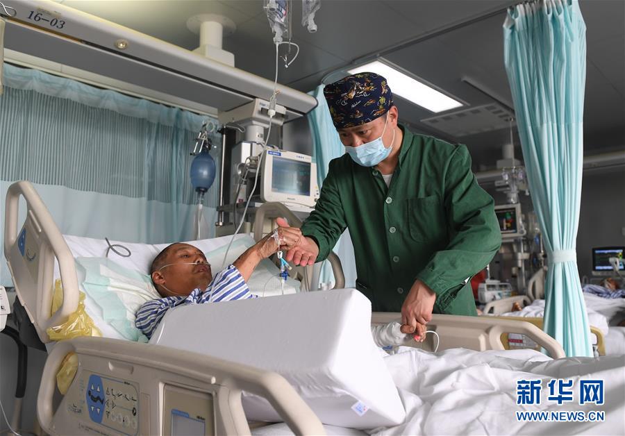 3岁孩子摔伤无助 好心的哥紧急送医救治